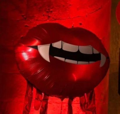 Фольгована Кулька PartyDeco Велика фігура Губи з кров'ю 107 х 85 см