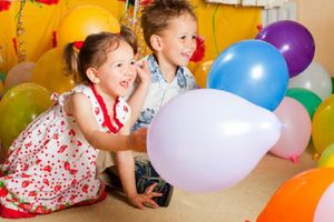 Игра с воздушными шариками с ребенком до года: в чем польза